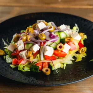 Friss görögsaláta, feta sajttal