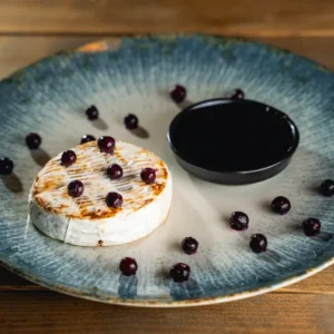 Grillezett kecske camambert, áfonyalekvárral