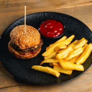 Kis kalandor gyerek sajtos hamburger menü, sültkrumplival, ketchuppel és kis házi sajtburgerrel