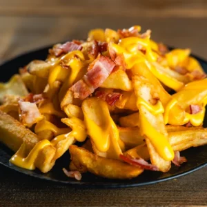 Legjobb amerikai sült csónakkrumpli, sajtszósszal és bacon darabokkal.