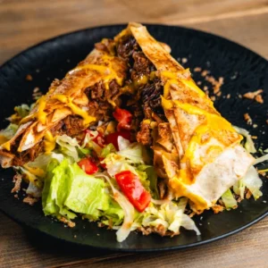 Tortillába tekert házi pulled-pork street food, salátával