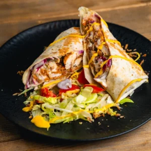 Tortillába tekert ízletes csirke friss salátával, házi sajtszósszal