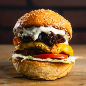 Klasszikus viking sajtos hamburger, cheddar sajttal, házi lilahagymalekvárral, és friss zöldségekkel.