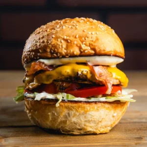 Sajtos hamburger, friss zöldségekkel, házi majonézzel, kézműves szezámmagos buciban